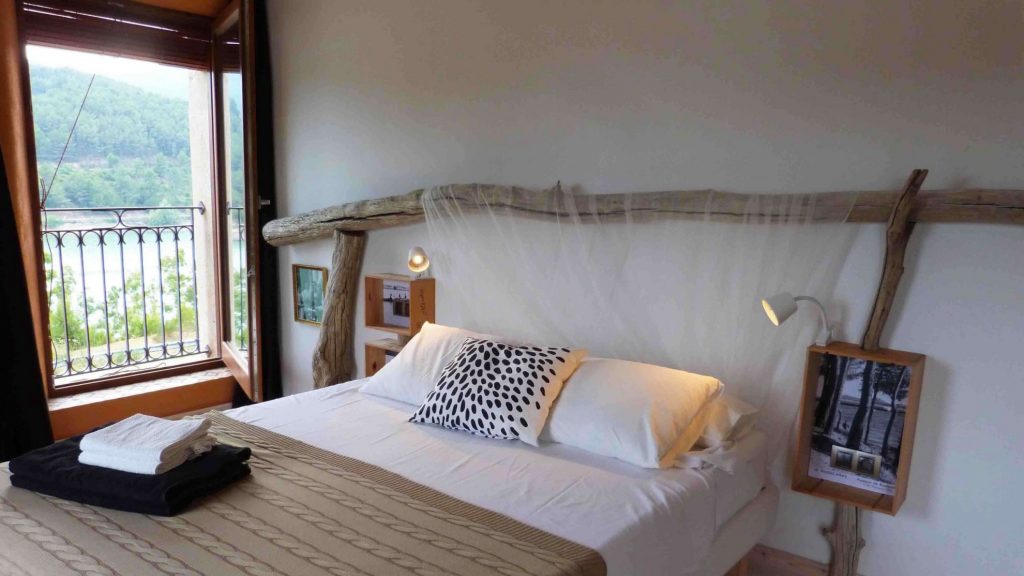 Queen bed in family duplex